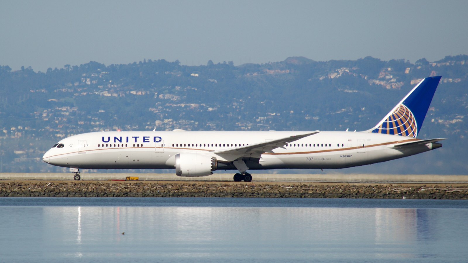 A United Airlines Boeing 787-9 Dreamliner in flight